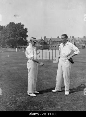 Fußballspieler auf Cricket . West Ham traf Clapton Orient in einem Cricket-Spiel auf dem Essex County Cricket Ground in Leyton. S E Puddlefoot (links) der West Ham Kapitän, und Garland Wells der Clapton Orient Kapitän, werfen bis. Bis 17. August 1932 Stockfoto