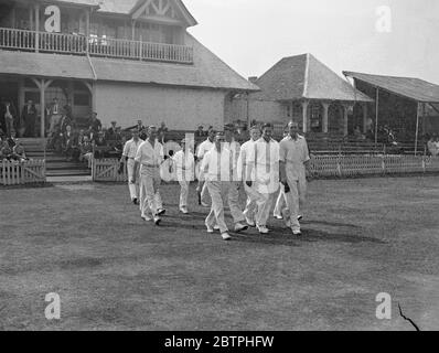 Fußballspieler auf Cricket . West Ham traf Clapton Orient in einem Cricket-Spiel auf dem Essex County Cricket Ground in Leyton. Das Team von Clapton Orient geht zum Feld. Bis 17. August 1932 Stockfoto