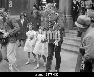 Schottische Hochzeit in London . Die Ehe von Kapitän Walter Scott, Royal Corps of Signals, und Miss Christine Griselda Gordon Brrown fand in St Columba ' s Kirche, pont Street. Die Braut und Bräutigam nach der Zeremonie . 20 Juni 1932 Stockfoto