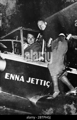 Lassen Sie auf dem Ozeanflug . Bei idealen Wetterbedingungen sind die beiden in Thor Salberg und Carl Petersen hier im Cockpit ihres Flugzeugs zu sehen, als sie Floyd Bennett Field, New York, for Harbour Grace, Neufundland, Von wo aus sie auf einen Flug über den Atlantik nach Oslo, Norwegen starten. Bis 23. August 1932 Stockfoto