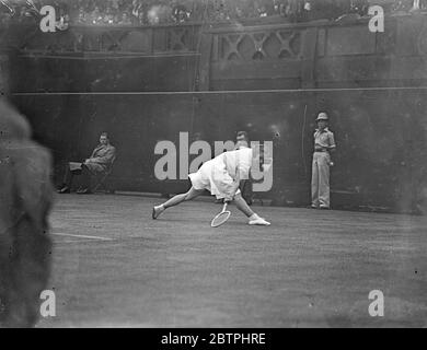 Miss Heeley Falls. Besiegt von Frau Wills Moody im Halbfinale der Frauen-Singles in Wimbledon. Frau Helen Wills Moody, die amerikanische Tennissiegerin, besiegte Miss Mary Heeley, die junge englische Spielerin aus Erdington, Birmingham, mit 6-2, 6-0, im Halbfinale der Frauen-Singles in Wimbledon. Miss Mary Heeley fällt, als sie versucht, während des Spiels eine Rückkehr. 30 Juni 1932 Stockfoto