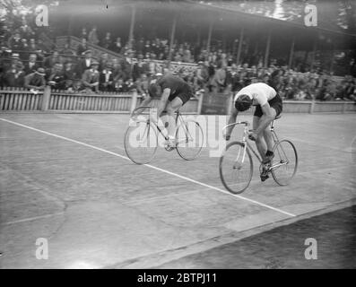 Gewinnt durch einen Reifen. Ein internationales Radrenntreffen, an dem Teilnehmer aus Deutschland, Frankreich und der Schweiz teilnahmen, fand auf der Herne Hill Strecke in London statt. Foto zeigt ; Charles Rampelberg , der französische Meister ( am weitesten von der Kamera ) nur gegen Dennis Horn von England in einem engen Ziel , im internationalen Spiel . Bis 19. August 1933 Stockfoto