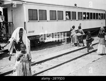 Ausländer verlassen Addis Abeba. Fotos zeigen, Massen von Ausländern aus Abessinien Hauptstadt als Folge der Kriegsangst. Bettler erbitten Almosen aus erster Klasse Wagen als der Zug mit Ausländern verlassen Addis Abeba für Dschibuti, Französisch Somaliland. 11 Juli 1935 Stockfoto