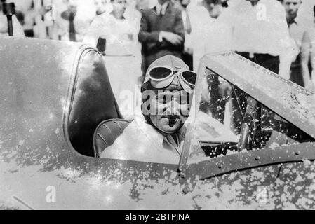 301 Meilen pro Stunde . Sir Malcolm Campbell in Bluebird nach seinem Rekordlauf in den Bonneville Salt Flats, Utah. September 1935 Stockfoto