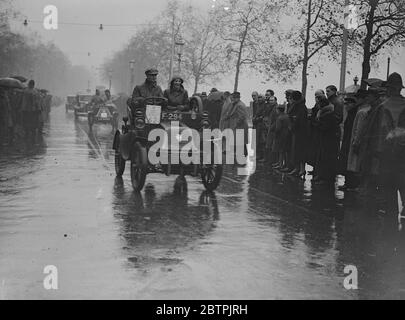 Zusammenbruch auf Westminster Bridge . Alte Crocks Rennen nach Brighton in der Umgangstag laufen. Der jährliche Oldtimerstuß von London nach Brighton, commeratig Emancipatio Day, als Autofahrer durften mit den Diensten eines Mannes mit einer roten Flagge verzichten, begann von Wilson Street City. Fast hundert Autos, angeführt von einem Veteran Deutsch, 41 Jahre alt, nehmen an den Prozessen Teil. Foto zeigt, Old Crocks entlang der Böschung auf dem Weg nach Brighton. 17. November 1935 Stockfoto