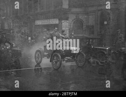 Zusammenbruch auf Westminster Bridge . Alte Crocks Rennen nach Brighton in der Umgangstag laufen. Der jährliche Oldtimerstuß von London nach Brighton, commeratig Emancipatio Day, als Autofahrer durften mit den Diensten eines Mannes mit einer roten Flagge verzichten, begann von Wilson Street City. Fast hundert Autos, angeführt von einem Veteran Deutsch, 41 Jahre alt, nehmen an den Prozessen Teil. Foto zeigt, ein Oldsmobile gebaut in 1902 und aus dem Dienst als Hühnerbraten abgerufen , angetrieben von E S Pitchford , überholt einen 1902 Daimler angetrieben von H O Butterfield und E E Brown , die einer der ersten war zu Stockfoto