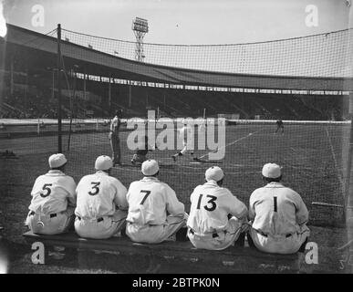 Beobachtungspunkte . Erste der Meisterschaft Baseball-Spiel in White City . Das erste einer Reihe von organisierten Meisterschaft Baseball-Spiele fand zwischen repräsentativen Teams aus London und Oxford im White City Stadium , Shepherds Bush , London . Foto zeigt, London Spieler konzentrieren sich auf das Spiel in White City. Bis 11. August 1935 Stockfoto