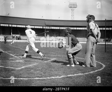 Beobachtungspunkte . Erste der Meisterschaft Baseball-Spiel in White City . Das erste einer Reihe von organisierten Meisterschaft Baseball-Spiele fand zwischen repräsentativen Teams aus London und Oxford im White City Stadium , Shepherds Bush , London . Foto zeigt, London Spieler konzentrieren sich auf das Spiel in White City. Bis 11. August 1935 Stockfoto