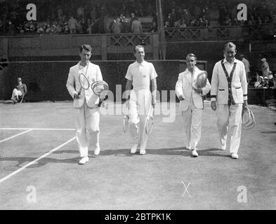 Doppel Finale in Wimbledon . Jack Crawford, Adrian Quist aus Australien besiegte die Vereinigten Staaten Paar Wilmer Allison und John Van Ryn. Foto zeigt die Paare, die zu Beginn des Finales auf den Platz gehen. Juli 1935 Stockfoto