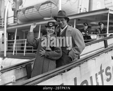 American Blues Sänger hier . Miss Carolyn Marsh, die amerikanische Bluessängerin, kam in Southampton an Bord der Bremen aus den Vereinigten Staaten begleitet von ihrem Mann, Herrn Jose E Nieto. Foto zeigt, Miss Carolyn Marsh und ihr Mann, Jose E Nieto, gehen an Land in Southampton. 10 März 1936 Stockfoto