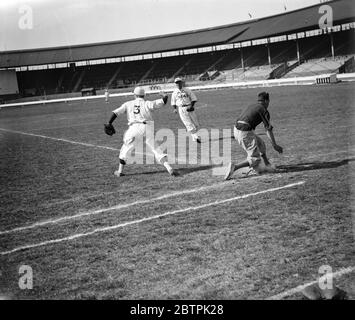 Beobachtungspunkte . Erste der Meisterschaft Baseball-Spiel in White City . Das erste einer Reihe von organisierten Meisterschaft Baseball-Spiele fand zwischen repräsentativen Teams aus London und Oxford im White City Stadium , Shepherds Bush , London . Foto zeigt, London Spieler konzentrieren sich auf das Spiel in White City. Bis 11. August 1935 Stockfoto