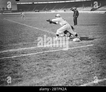 Beobachtungspunkte . Erste der Meisterschaft Baseball-Spiel in White City . Das erste einer Reihe von organisierten Meisterschaft Baseball-Spiele fand zwischen repräsentativen Teams aus London und Oxford im White City Stadium , Shepherds Bush , London . Foto zeigt, London Spieler konzentrieren sich auf das Spiel in White City. Bis 11. August 1935 Stockfoto