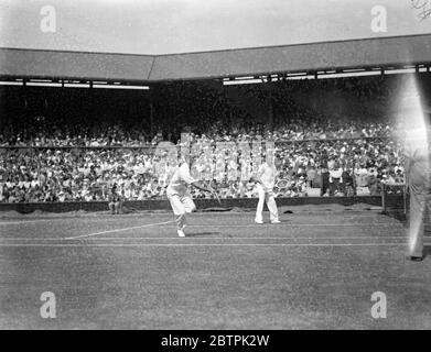 Doppel Finale in Wimbledon . Jack Crawford, Adrian Quist aus Australien besiegte die Vereinigten Staaten Paar Wilmer Allison und John Van Ryn. Foto zeigt Wilmer Allison und John Van Ryn im Spiel. Juli 1935 Stockfoto