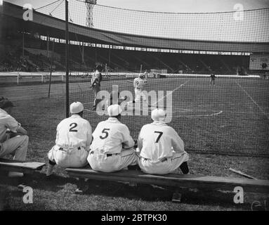 Beobachtungspunkte . Erste der Meisterschaft Baseball-Spiel in White City . Das erste einer Reihe von organisierten Meisterschaft Baseball-Spiele fand zwischen repräsentativen Teams aus London und Oxford im White City Stadium , Shepherds Bush , London . Foto zeigt, London Spieler konzentrieren sich auf das Spiel in White City. Bis 11. August 1935 Stockfoto