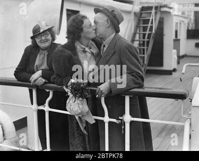 Gracie Fields Haus. Gracie Felder mit Mitgliedern ihrer Familie bei der Ankunft in Southampton . 30 März 1935 Stockfoto