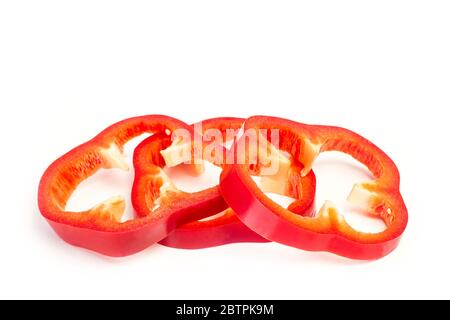 Scheiben einer roten Paprika auf weißem Hintergrund in der Nahaufnahme Stockfoto