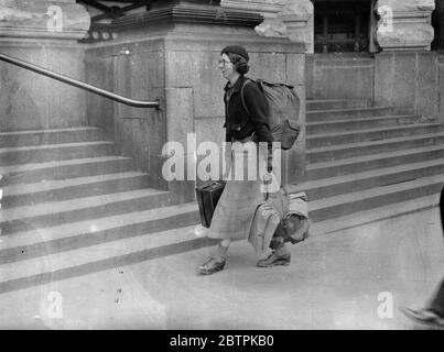 Gewichtige Ostern . Waterloo, Victoria und die Hauptbahnstation waren heute (Karfreitag) mit Tausenden von Urlaubern auf dem Hinweg von London zur Küste gepackt. Foto zeigt, ein Mädchen Wanderer, für jeden Notfall vorbereitet, an der Waterloo Station, wie sie für ihre Osterwandertour verließ. 10. April 1936 Stockfoto