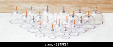 Set von medizinischen Vakuumgläsern auf dem Tisch im Spa-Center. Banner für Site. Stockfoto