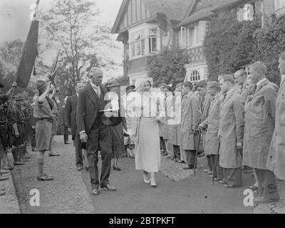 Die Herzogin von York . Öffnet neue Krüppel Ausbildung Hochschule bei Leatherhead . Die Herzogin von York inspiziert einige der Jungen des Kollegs bei der Ankunft. 27 Juni 1935 Stockfoto