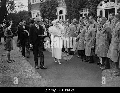 Die Herzogin von York . Öffnet neue Krüppel Ausbildung Hochschule bei Leatherhead . Die Herzogin von York inspiziert einige der Jungen des Kollegs bei der Ankunft. 27 Juni 1935 Stockfoto