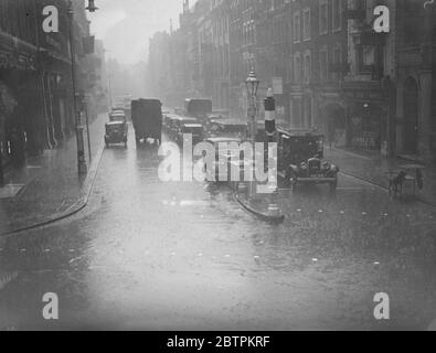 London überschwemmte Londoner wurden geschickt, um Schutz zu suchen, wenn Regen in Strömen hinunterfegte. Foto zeigt: EINE Szene vor der Regent Street während des Regensturms. Juli 1936 Stockfoto