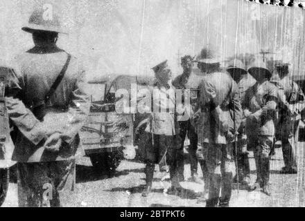 Der Britische Hochkommissar Inspiziert Verstärkungen In Palästina . Sir Arthur Wauchope, der Hochkommissar für Palästina, inspiziert das 8. Hussarregiment in Talaverra Kasernen, in der Nähe von Jerusalem nach ihrer Ankunft aus Ägypten, um die Truppen, die gegen die arabische Herrschaft des Terrors zu verstärken. Der Hochkommissar sprach mit den Hussaren und beriet sie über ihre Aufgaben in den gefährlicheren Teilen des Landes. Foto zeigt: Sir Arthur Wauchope, der hohe Kommissar (Höhepunkt Kappe) im Gespräch mit Offizieren bei der Inspektion. Juli 1936 Stockfoto