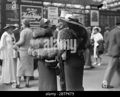 Auffällige Mode Bei Ascot . Ascot, auf Royal Hunt Cup Tag, mit noch besseren Wetterbedingungen als auf der Eröffnung bevorzugt, sah eine noch größere Vielfalt an schönen Mode. Foto Zeigt : Frau . Meaumont (links) mit Baroness de Stempel. 17 Juni 1936 Stockfoto