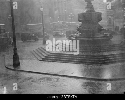 London überschwemmte Londoner wurden geschickt, um Schutz zu suchen, wenn Regen in Strömen hinunterfegte. Foto zeigt: EINE Szene vor Piccadilly während des Regensturms. Juli 1936 Stockfoto