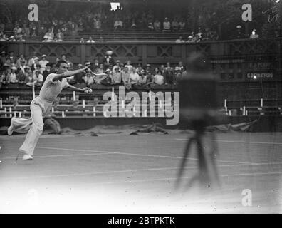 Wimbledon Tennis Championships geöffnet. Perry trifft auf Stratford . Fred Perry im Spiel gegen Stratford. 22 Juni 1936 Stockfoto