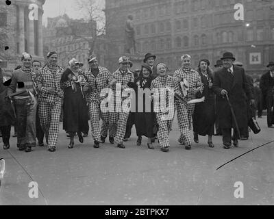 Sheffield kommt nach London. Tausende Fans des Sheffield United Cup Final bereisen London, bevor sie zum großen Spiel nach Wembley fahren. Foto zeigt, eine Linie von Sheffield Anhänger in Trafalgar Square. 25. April 1936 Stockfoto