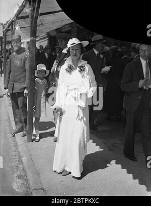 Auffällige Mode Bei Ascot . Ascot, auf Royal Hunt Cup Tag, mit noch besseren Wetterbedingungen als auf der Eröffnung bevorzugt, sah eine noch größere Vielfalt an schönen Mode. Foto zeigt : Miss Lilias Williams trägt auffällige Mode auf dem Platz in Ascot . 17 Juni 1936 Stockfoto