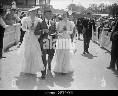 Auffällige Mode Bei Ascot . Ascot, auf Royal Hunt Cup Tag, mit noch besseren Wetterbedingungen als auf der Eröffnung bevorzugt, sah eine noch größere Vielfalt an schönen Mode. Foto zeigt: Lord Stoneheiven und Freunde . 17 Juni 1936 Stockfoto