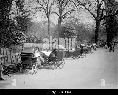 Frühlingsrückreisen nach London. Der Frühling ist nach Tagen des kalten Wetters wieder nach London gekommen, und Londoners strömten bald in die Parks und Freiflächen, um die Vorteile der warmen Sonne zu nutzen. Foto zeigt, Perkorumbulatoren "geparkt durch die Reihe im Hyde Park. 18. April 1936 Stockfoto