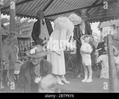 Die Herzogin von York . Gruß an die Herzogin von York. Öffnet neue Krüppel Ausbildung Hochschule bei Leatherhead . Einer der Krüppel Jungen. 27 Juni 1935 Stockfoto