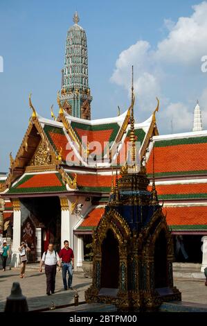 Phra Maha Montian Group ist die großartige Residenz, die aus 7 Verbindungsgebäuden im Grand Palace Komplex in Bangkok, Thailand besteht. Stockfoto