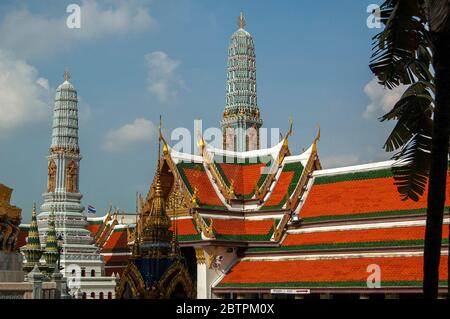 Phra Maha Montian Group ist die großartige Residenz, die aus 7 Verbindungsgebäuden im Grand Palace Komplex in Bangkok, Thailand besteht. Stockfoto