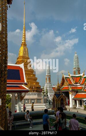 Besuch des Großen Palastes und des Tempels des Smaragd-Buddha in Bangkok, Thailand. Stockfoto