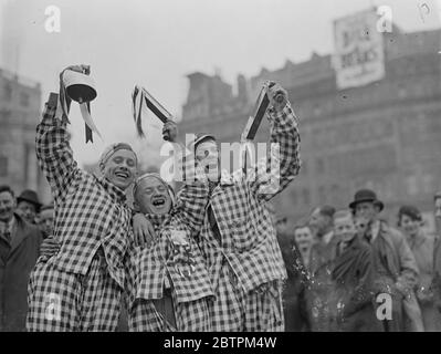 Sheffield kommt nach London. Tausende Fans des Sheffield United Cup Final bereisen London, bevor sie zum großen Spiel nach Wembley fahren. Foto zeigt, energische Sheffield Anhänger mit Rasseln in Trafalgar Square. . 25. April 1936 Stockfoto