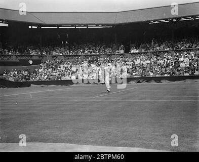 American Duel In Wimbledon . Allison Besiegt Jones In Singles. Nach einem harten Duell besiegte Wilmer Allison (USA) seinen Kollegen - den Amerikaner David N. Jones 14 - 12 , 6 - 3 , 6 - 4 in den Herren Singles der WimbledonTennis Championships . Foto zeigt: Wilmer Alisson im Spiel gegen Jones auf dem Center Court. 24 Juni 1936 Stockfoto