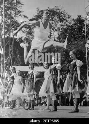 Champion Athlete als Balletttänzer Jules Ladoumègue , Champion Langstreckenläufer von Frankreich , erschien mit dem Ballett von der Pariser Oper bei der Vorstellung bei der jährlichen Fete für Kinder in Jardin d ' Acclimatation im Bois de Boulogne , Paris statt . Foto zeigt : Jules Ladoumègue in der Luft, wie er mit dem Ballett. 22 Mai 1936 Stockfoto