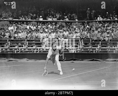 Wimbledon Tennis Championships geöffnet. Perry trifft auf Stratford . G D Stratford im Spiel gegen Fred Perry. 22 Juni 1936 Stockfoto
