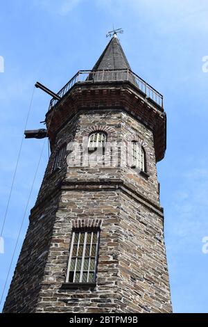 Mittelalterlicher Fährturm in Hatzenport, Moseltal in Deutschland Stockfoto