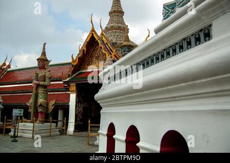 Dämonenwächter mit Blick auf die Kapelle des Smaragd-Buddha in Bangkok, Thailand. Stockfoto