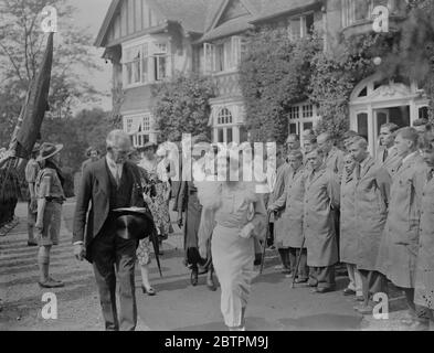 Die Herzogin von York . Öffnet neue Krüppel Ausbildung Hochschule bei Leatherhead . Die Herzogin von York inspiziert einige der Jungen des Kollegs bei der Ankunft. 27 Juni 1935 Stockfoto