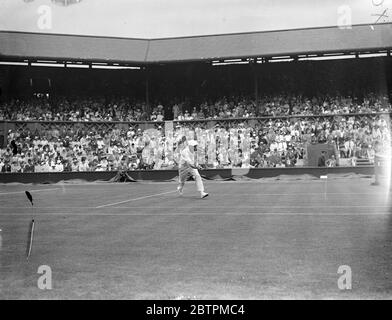 American Duel In Wimbledon . Allison Besiegt Jones In Singles. Nach einem harten Duell besiegte Wilmer Allison (USA) seinen Kollegen - den Amerikaner David N. Jones 14 - 12 , 6 - 3 , 6 - 4 in den Herren Singles der WimbledonTennis Championships . Foto zeigt: Wilmer Alisson im Spiel gegen Jones auf dem Center Court. 24 Juni 1936 Stockfoto