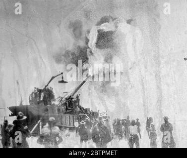 Der Tod eilt über das Meer Foto zeigt: Aufstochende Gicht aus Flamme und Rauch einer der 14-Zoll-Kanonen der US-Armee sendet nach acht Jahren Stille sein mürrisches Gebrüll über den Pazifik. Diese riesige Waffe, montiert auf einem speziellen Eisenbahn-LKW, ist eines von einem Paar für Küstenverteidigungsarbeit entlang der amerikanischen Küste verwendet und wurde in der Zielpraxis 40 Meilen nördlich von San Diego, Kalifornien ausprobiert. 22 Juni 1936 Stockfoto