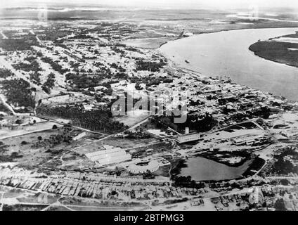 Kreuzer zu bombardieren Natal . Kommunistische Rebellen halten Stadt . Natal, die Hauptstadt eines der Bundesstaaten Brasiliens, die sich jetzt in den Kehlen eines kommunistischen Revsit befindet, soll von zwei Kreuzer bombardiert werden, den Bahis und dem Rio Grande de Sol, Die Rennen nordwärts von Rio de Janeiro, in dem Bemühen, die Rebellion zu zerschlagen. Kommunistische revolutionäre sind in der Kontrolle von Natal, aber Regierungstruppen konvergieren für einen Landangriff auf die Stadt. Foto zeigt, eine Luftaufnahme von Natal, Brasilien, die in den Händen der Rebellen ist. 27. November 1935 Stockfoto