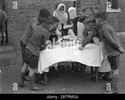 Weihnachten schafft Aufsehen. Die Jungs von Dr. Barnardo ' s Balziel von Wooler Memorial Home in Kingston erhalten einige Hinweise vom Weihnachtsmann auf die Geiz des Weihnachtspudding. Dezember 1935 Stockfoto