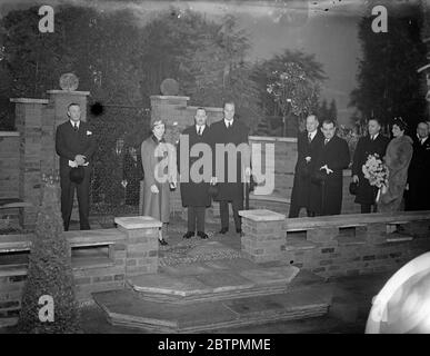 Der Herzog und die Herzogin von Gloucester eröffneten die ideale Heimausstellung in Olympia. Foto zeigt: Der Herzog und die Herzogin von Gloucester in den Gärten, die ein Merkmal der Ausstellung sind. [Prinz Henry] 30. März 1937 Stockfoto