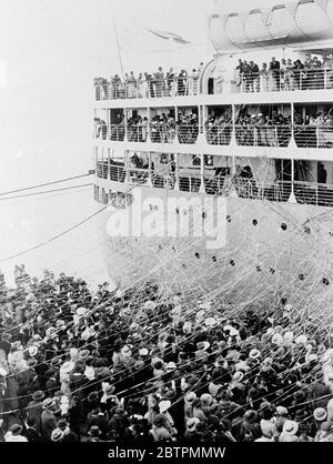 Papierketten . Der Liner Orion wurde mit Luftschlangen befestt, als sie von Melbourne, Australien, auf ihrer Reise nach london mitgeschickt wurde. 26. April 1936 Stockfoto